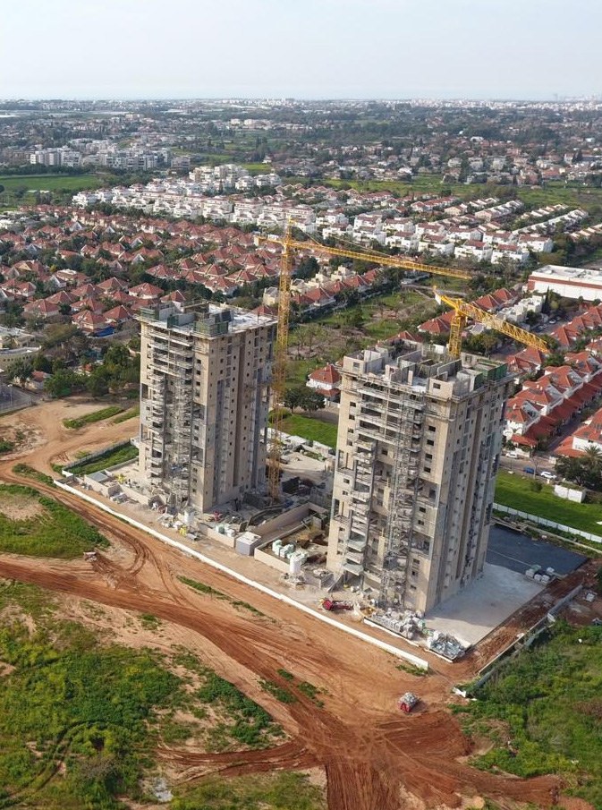 מבט אווירי על שני מגדלי מגורים בבנייה בהוד השרון